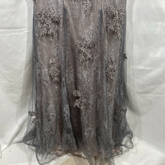 NEW $598 LA FEMME [ 4 ] Off the Shoulder Lace Mermaid Gown in Grey/Pink‎ - Picture 9 of 12